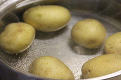 boiling potaoes