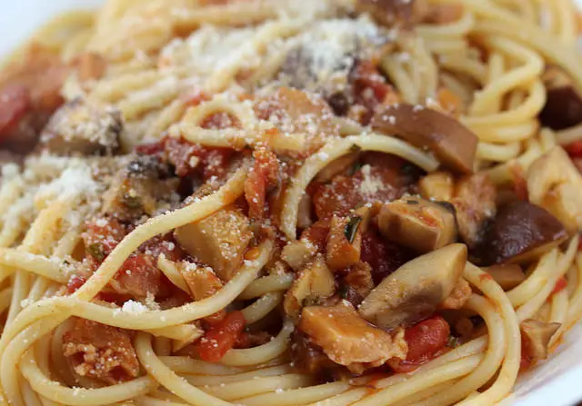 spaghetti with mushroom and tomato sauce