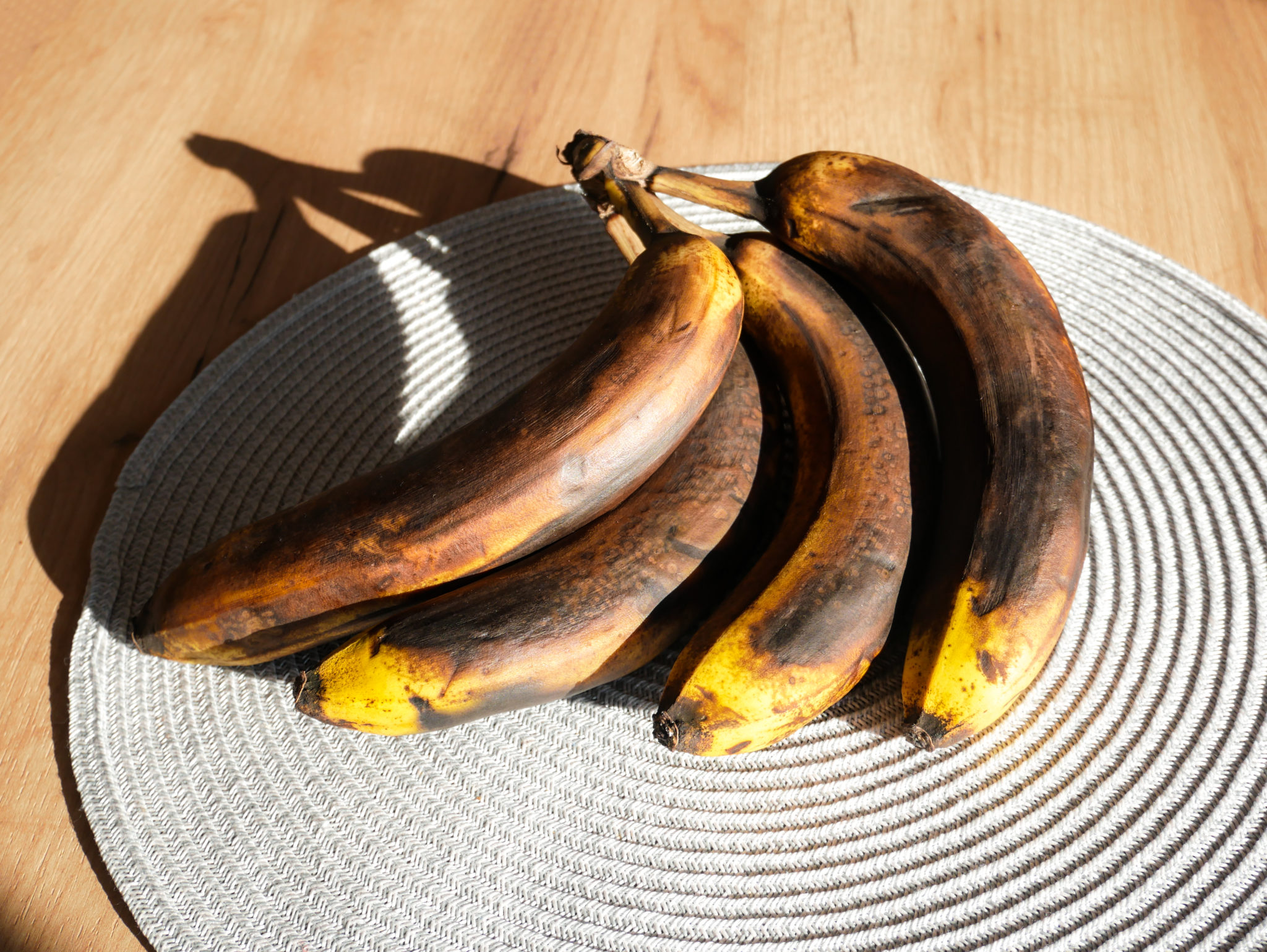 Почему чернеют бананы. Запеченные бананы в духовке. Как запечь бананы в духовке при панкреатите.