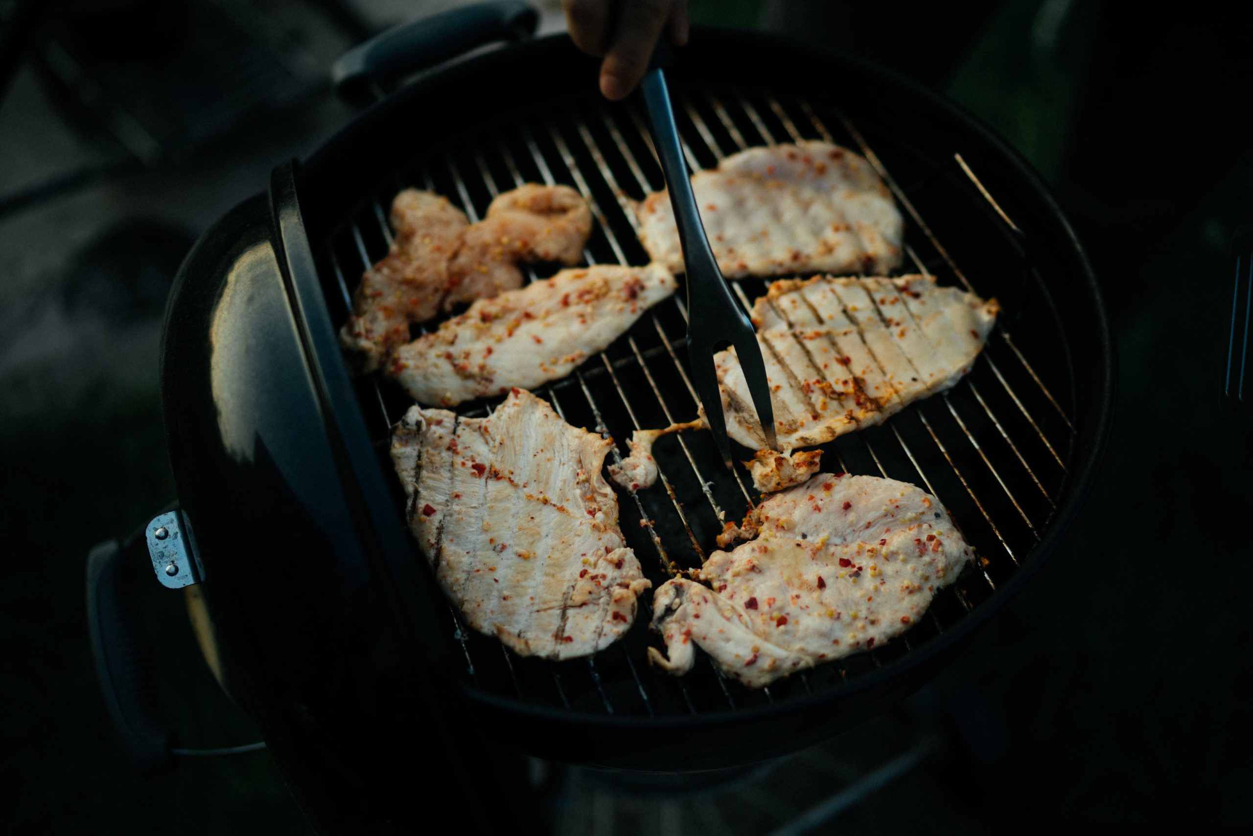 Boneless chicken pieces on the grill