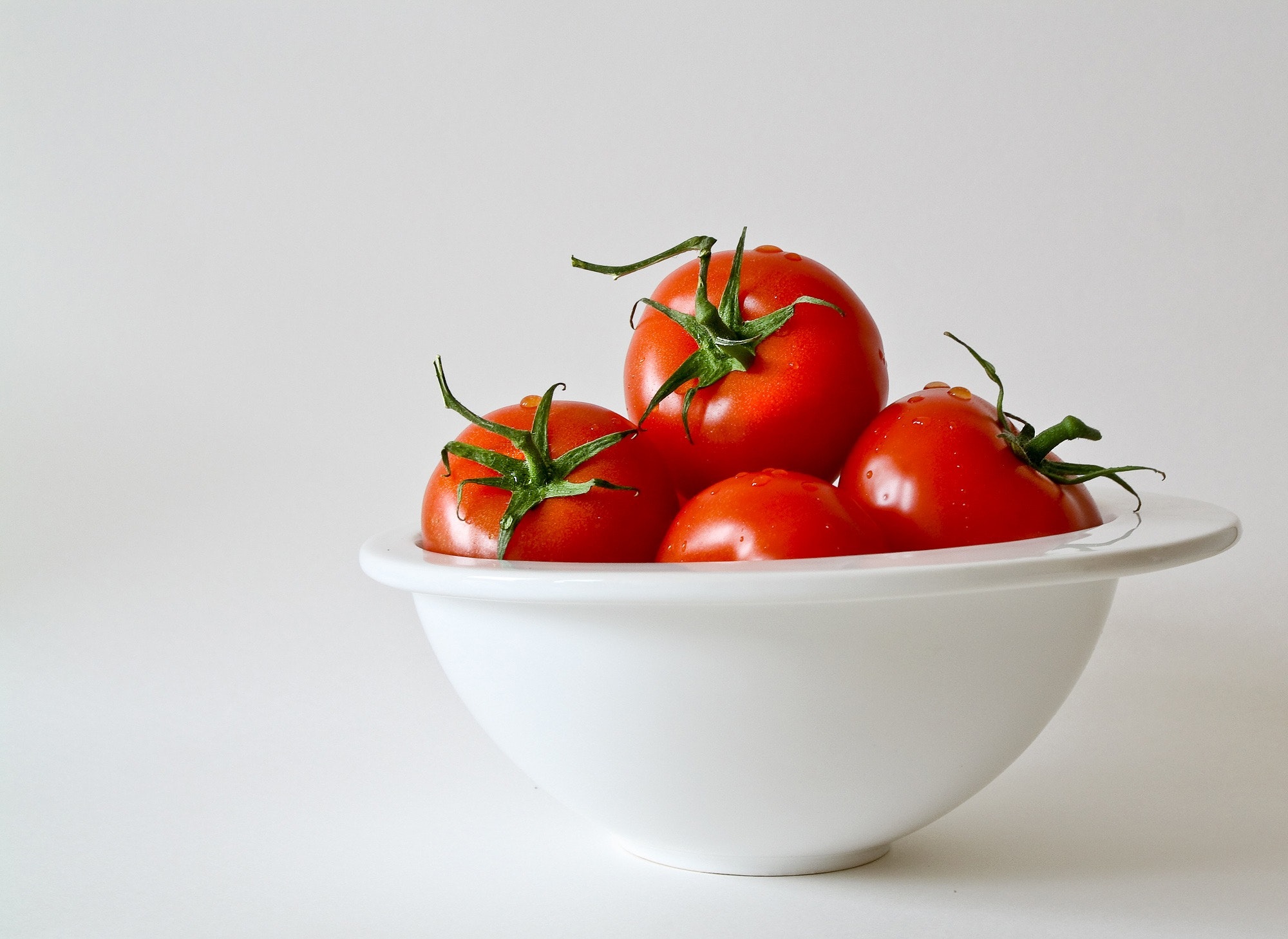 A Simple Guide to Tomato Varieties by Color