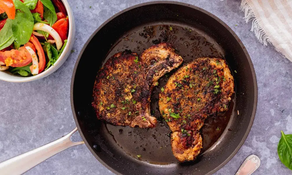 How to Fry Pork Chops in a Pan